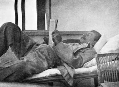 Josef Stalin lee tendido en una cama, en una imagen sin fecha.