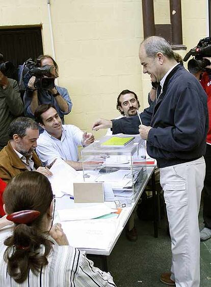 El presidente de la Junta de Andalucía, Manuel Chaves, que ha votado en un colegio de Sevilla, ha confiado en que el "buen tiempo" anime a la gente a participar, ya que "lo que se tarda en depositar el voto no es un tiempo excesivo y sería bueno que hubiera mucha participación".