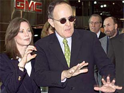 El alcalde de Nueva York, Rudi Giuliani, junto a su novia, Judi Nathan.
