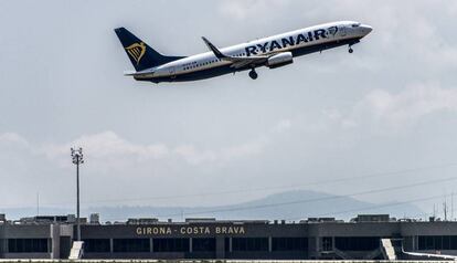 Un avió de Ryanair s'enlaira a l'aeroport de Girona.