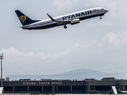 Un avió de Ryanair s'enlaira a l'aeroport de Girona.