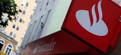 Fotografía de la imagen del Banco Santander en una oficina del banco, uno de los que ha anunciado que cerrará varias sucursales. EFE/Archivo