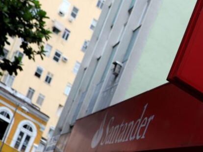 Fotografía de la imagen del Banco Santander en una oficina del banco, uno de los que ha anunciado que cerrará varias sucursales. EFE/Archivo