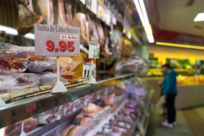 Clientes ante un puesto en un mercado de Madrid, en 2023.