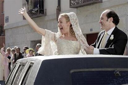 Ana Obregón y Roberto Álvarez saludan en coche descubierto después de la boda.