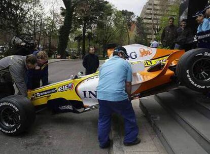 Varios operarios introducen el coche en el edificio donde estará expuesto esta temporada.