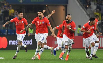 Los jugadores de Chile celebran el triunfo ante Colombia.