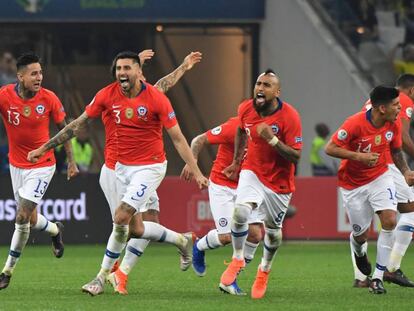 Los jugadores de Chile celebran el triunfo ante Colombia.