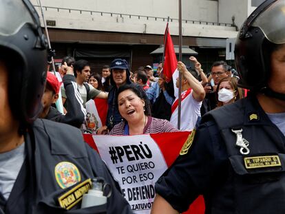 Una mujer durante las manifestaciones después de que Pedro Castillo anunciara la disolución del Congreso, en Lima (Perú), el 7 de diciembre de 2022.