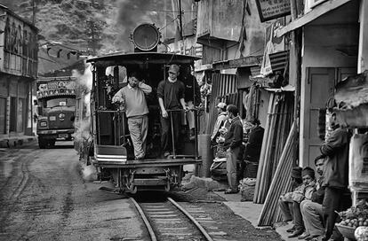Este tren opera por sus estrechas vías desde 1880 uniendo diferentes puntos en Darjeeling. Fue construido por los ingleses entre 1879 y 1881 y tiene un recorrido de 78 kilómetros. Aunque sigue siendo usado como transporte por los lugareños su recorrido de siete horas sobrepasa ampliamente a las casi tres horas que dura el trayecto por carretera. Hoy en día es una importante atracción turística.