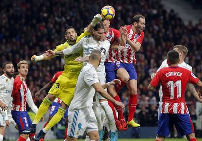 Kiko Casilla despeja ante Ramos, Saúl y Godín.