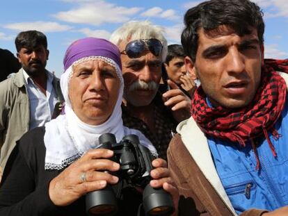 Cidadãos curdos ao leste da cidade de Kobane (Síria).