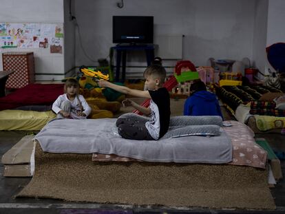 Un niño jugaba el jueves con una pistola de plástico en el refugio temporal habilitado en una fábrica en las afueras de Zaporizyia, donde han llegado refugiados de Mariupol y otras localidades de Donbás que huyen de la guerra.