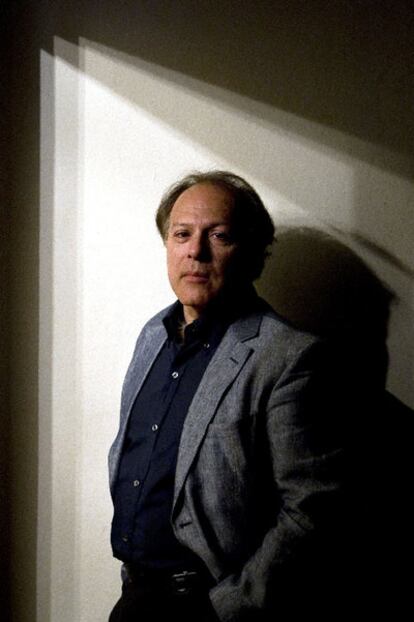 Javier Marías, en su casa de Madrid.