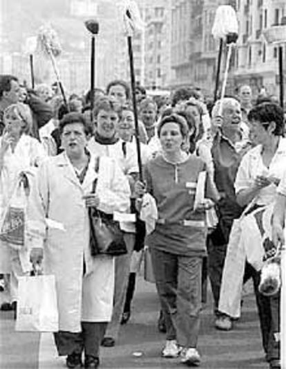 Las trabajadoras de la limpieza de Guipúzcoa protestaban, ayer, por las calles de San Sebastián.