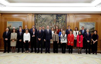 El Rey Felipe VI (primera fila), posa en una foto de familia junto a los miembros del gobierno de coalición de PSOE y Unidas Podemos, tras la jura del cargo de los ministros, en el Palacio de la Zarzuela de Madrid, a 13 de enero de 2020.