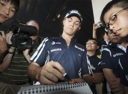 Rosberg firma ayer autógrafos en Singapur.