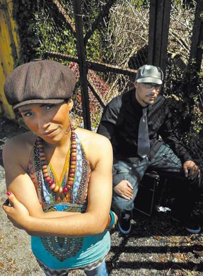 <b>La zaireña Ya Kid K (seudónimo de Manuela Kamosi) y el galés MC Eric (Eric Martin), vocalistas de Technotronic, en 2009.</b>