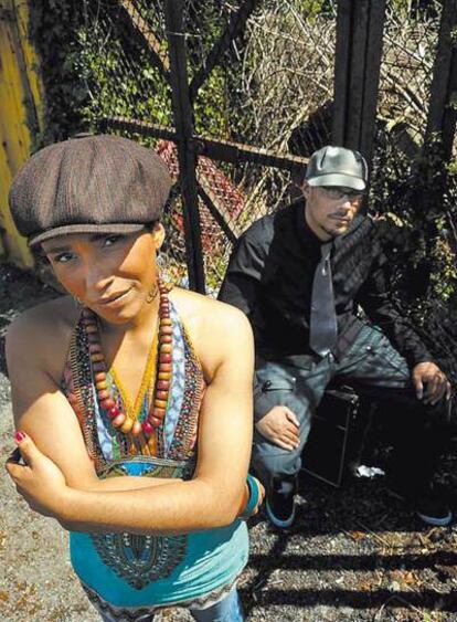 <b>La zaireña Ya Kid K (seudónimo de Manuela Kamosi) y el galés MC Eric (Eric Martin), vocalistas de Technotronic, en 2009.</b>