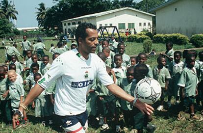 Óscar Engonga, con alumnos de un colegio de Malabo.