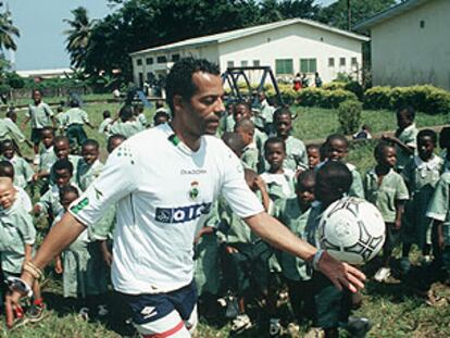 Óscar Engonga, con alumnos de un colegio de Malabo.