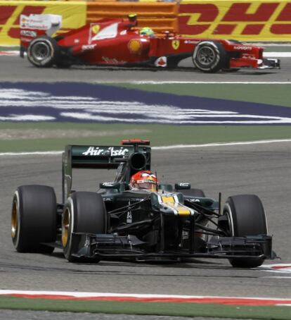 Heikki Kovalainen de Caterham, y tras él Felipe Massa.