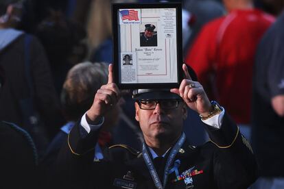 Un hombre sostiene en alto la fotografía de una de las casi 3.000 víctimas de los ataques durante la ceremonia en la zona cero de Nueva York, donde se alzaban las torres gemelas del World Trade Center contra las que impactaron los dos primeros aviones.