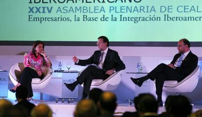 El canciller chileno, Alfredo Moreno, junto a los presidentes de Espala y Costa Rica, Mariano Rajoy y Laura Chinchilla.