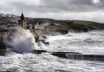 Uma tormenta parece afundar o vilarejo costeiro de Porthleven, na Cornuália (Reino Unido).