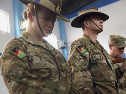 Soldados de la ISAF asisten a la ceremonia del domingo en Kabul.