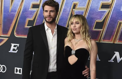 Liam Hemsworth y Miley Cyrus, en Los Ángeles, en abril de 2019.