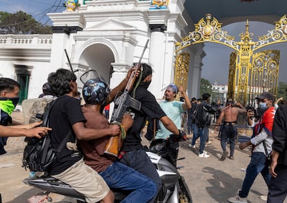 Varios manifestantes llegan en moto a la puerta del Palacio Singha Durbar, sede del gobierno y el parlamento en Nepal, durante la protesta en Kamandú (Nepal), este martes.  
