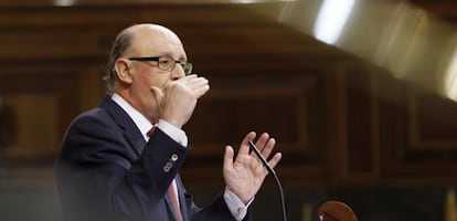 El ministro de Hacienda en funciones, Cristóbal Montoro, durante su intervención en el pleno del Congreso de los Diputados.