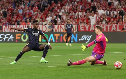 Vinicius Junior del Real Madrid marca el primer gol para su equipo.