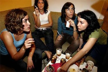 Ainara Barrenechea, Laura Caro, Carolina Alguacil y Belén Simón comparten piso en Barcelona. Forman parte de la generación de <i>mileuristas.</i>
