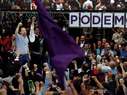 El secretario general de Podemos, Pablo Iglesias (i), junto al cofundador del partido, Juan Carlos Monedero, durante el acto de Podemos.