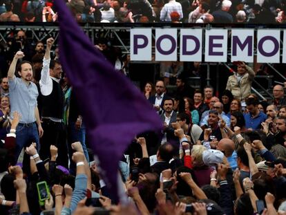 El secretario general de Podemos, Pablo Iglesias (i), junto al cofundador del partido, Juan Carlos Monedero, durante el acto de Podemos.