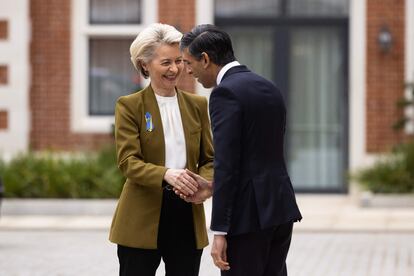 El primer ministro del Reino Unido, Rishi Sunak, saluda a la presidenta de la Comisión Europea, Ursula von der Leyen, el 27 de febrero en Windsor (Reino Unido).