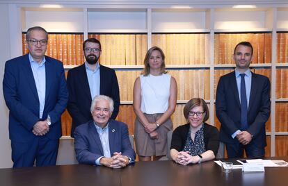 De izquierda a derecha: Fernando Carrillo, vicepresidente primero de Prisa; Javier Capapé, director del programa de investigación en Fondos Soberanos del Centro de Gobernanza del Cambio de IE University, Amanda Mars, directora de CincoDías; Miguel Tiana, director general de COFIDES; José luís Curbelo, presidente de Cofides y Victoria Barbary, directora de Estrategia y Comunicación de International Sovereign Wealth Funds (IFSWF).