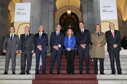 De izquierda a derecha: Juan Aguayo (director del Premio Manuel Olivencia), Manuel Pizarro (presidente del jurado), José Antonio Tazón (presidente de Amadeus), Rafael Fontana (presidente de Cuatrecasas), Nadia Calviño (ministra de Economía y Empresa), Jorge Badía (consejero delegado de Cuatrecasas), Antonio Vázquez (presidente IAG) y Antonio Zoido (presidente BME).
 