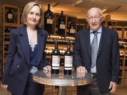 Alejandro Fernández y su hija Eva, en la presentación de sus nuevos vinos en Madrid, en mayo de 2019.