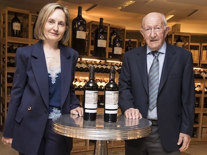 Alejandro Fernández y su hija Eva, en la presentación de sus nuevos vinos en Madrid, el martes.