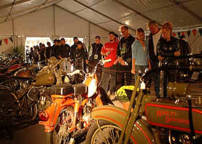 Cien años dan para mucho. Innumerables episodios forman parte de la historia de unas máquinas en constante evolución. Harley-Davidson ha sido la moto por excelencia del ejército de los Estados Unidos en las Guerras Mundiales.