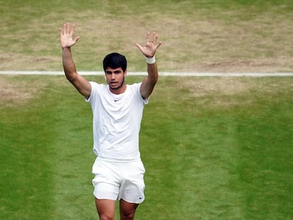 Carlos Alcaraz, tras el partido de cuartos contra Rune en la Centre Court de Wimbledon.