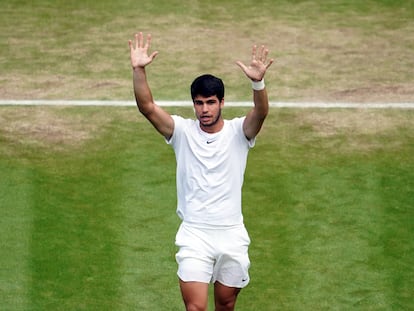 Carlos Alcaraz, tras el partido de cuartos contra Rune en la Centre Court de Wimbledon.