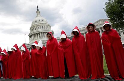 Mujeres vestidas como mujeres reproductoras de la serie 'The Handmaid's Tale' se manifiestan contra los recortes en salud del Senado frente al Capitolio, el 27 junio de 2017.