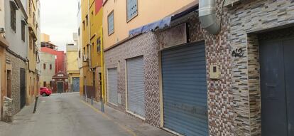 Imagen del exterior del local donde fue asesinada la víctima de 40 años, en el barrio del Príncipe, Ceuta.