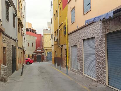 Imagen del exterior del local donde fue asesinada la víctima de 40 años, en el barrio del Príncipe, Ceuta.