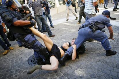 Estudiantes sudafricanos se enfrentan a la policía ante el Parlamento en Ciudad del Cabo (Sudáfrica). Miles de estudiantes sudafricanos que protestaban contra la subida del precio de las matrículas universitarias se enfrentaron hoy a la Policía frente a la sede del Parlamento, donde la sesión tuvo que ser suspendida. La Policía lanzó gas lacrimógeno y balas de goma para repeler a la multitud, que avanzaba hacia el edificio y había llegado hasta las escaleras de la Cámara, donde el ministro de Finanzas, Nhlanhla Nene, se dirigía a los diputados.