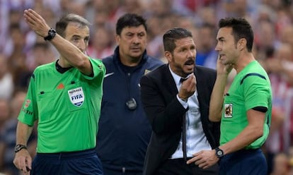 El árbitro expulsa a Simeone.
 